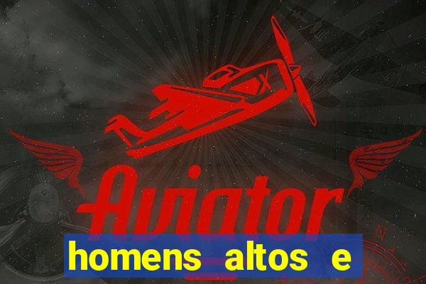 homens altos e magros pelados